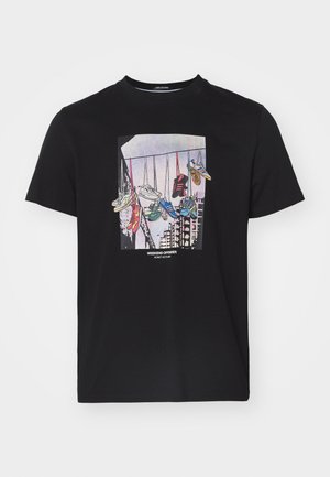 Zwarte katoenen t-shirt met een grafisch ontwerp van sneakers die aan een lijn hangen tegen een lichte achtergrond, met de tekst "WEEKEND OFFENDER" eronder.