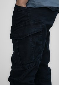 Marine cargo broek van een katoenmix, met meerdere zijzakken en een relaxte pasvorm, met zichtbare stikdetails.