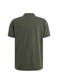Polo de color verde oliva hecho de algodón con una textura suave, que cuenta con un cuello, mangas cortas y un detalle en el yugo trasero.