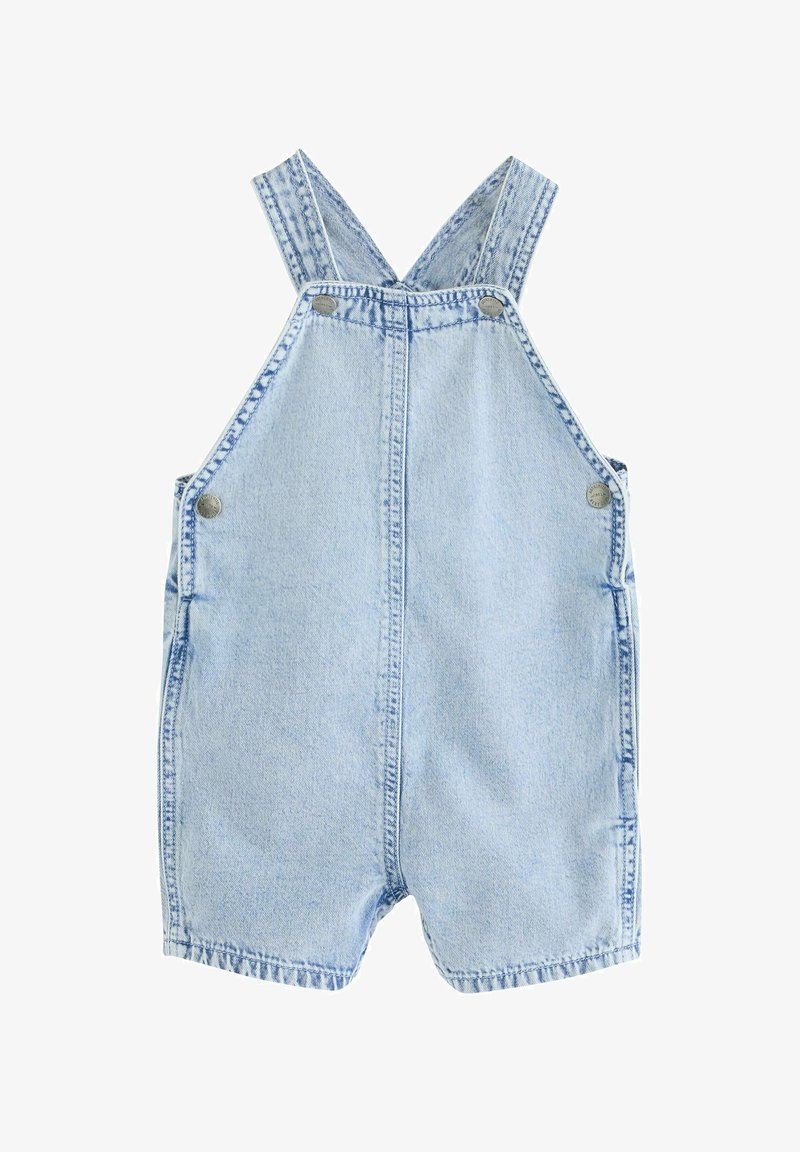 Salopette short en denim bleu clair avec bretelles réglables et fermetures à boutons métalliques sur les côtés avant.