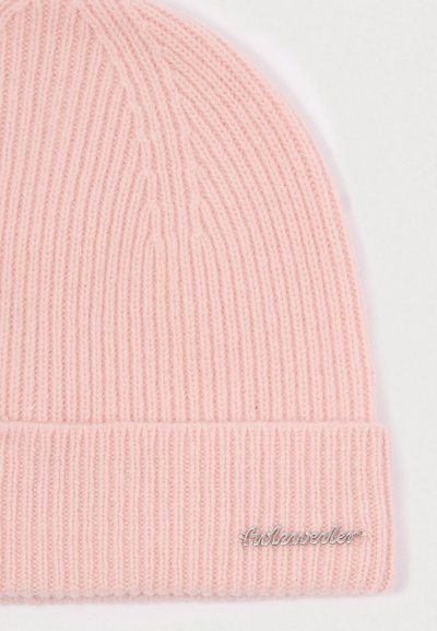 Bonnet en tricot rose avec un design texturé à côtes et un revers. Présente un logo brodé argenté à l'avant.