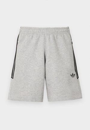 Lysegrå atletikshorts med elastisk linning, sorte sidelommer med lynlås, sorte striber på siderne og et lille sort Adidas-logo på den nederste højre ben.