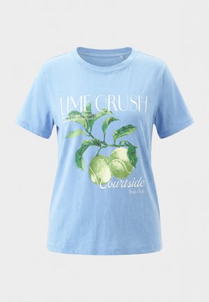 Maglietta azzurro chiaro con grafica di lime verdi e foglie, testo "LIME CRUSH" e testo più piccolo riguardante lime e club della frutta a bordo campo.