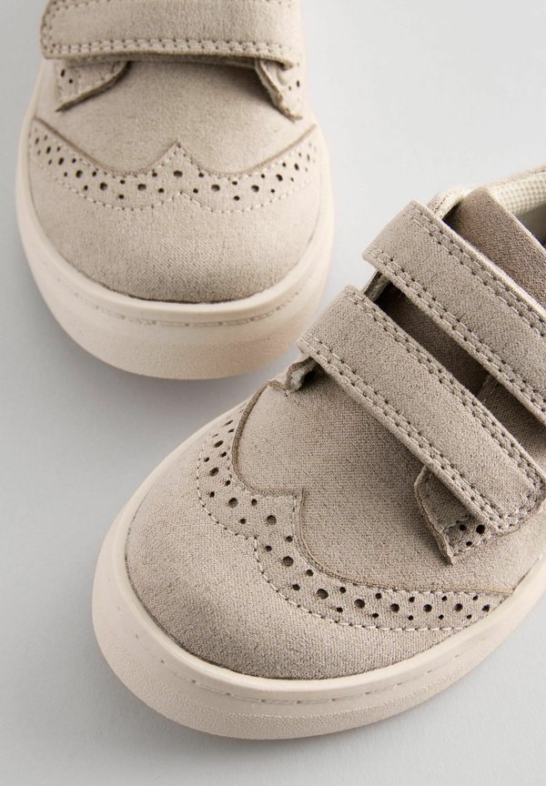 STANDARD FIT – TOUCH FASTENING BROGUES  – Lauflernschuh – neutral