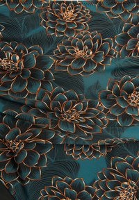 Ziedu peldkostīma audums ar lieliem tirkīza ziediem melnu un oranžu kontūru apvilkumā, uz tumša fona ar teksturētām lapu rakstām.
