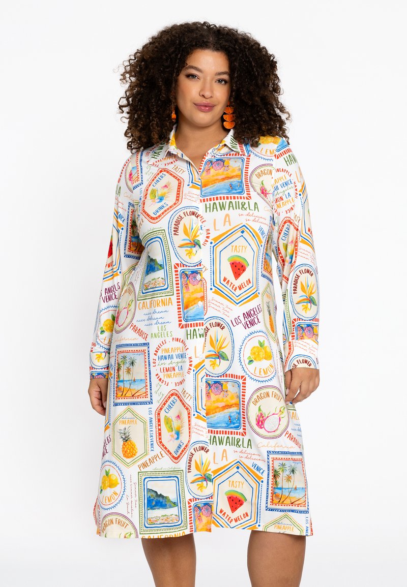 Hemdkleid aus leichtem Stoff mit buntem, wiederholtem Reise-Motivdruck, der verschiedene tropische Bilder und Texte zeigt.