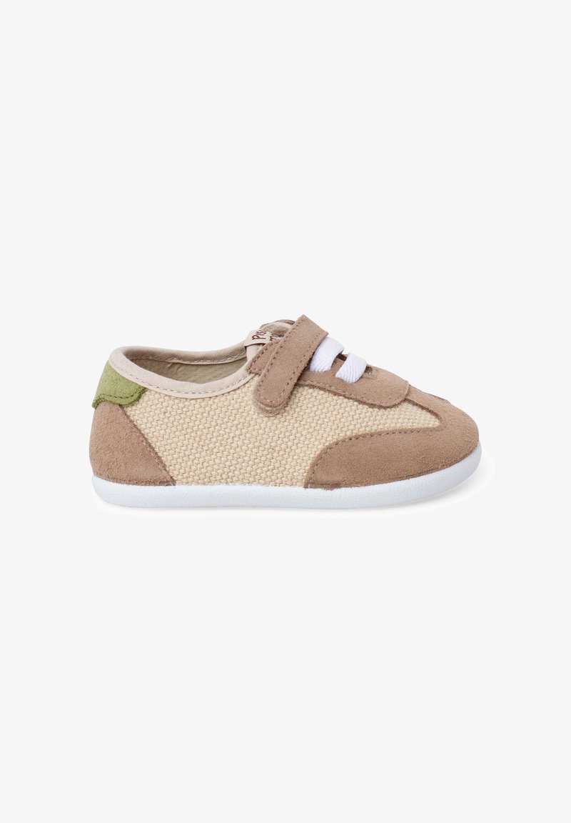 Baskets beige pour tout-petit avec détails en suède marron, lacets élastiques blancs, détail vert au talon et semelle en caoutchouc blanche, vue de côté sur fond blanc.