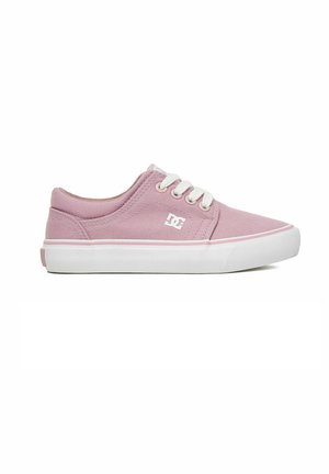 Różowy niski sneaker z płótna z białymi sznurowadłami, białą podeszwą i małym białym logo z boku.