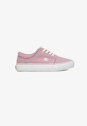 Pink lavtop lærredssneaker med hvide snørebånd, hvid sål og lille hvidt logo på siden.