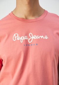 Pepe Jeans EGGO - Marškinėliai su spaudiniu - cedar wood brown