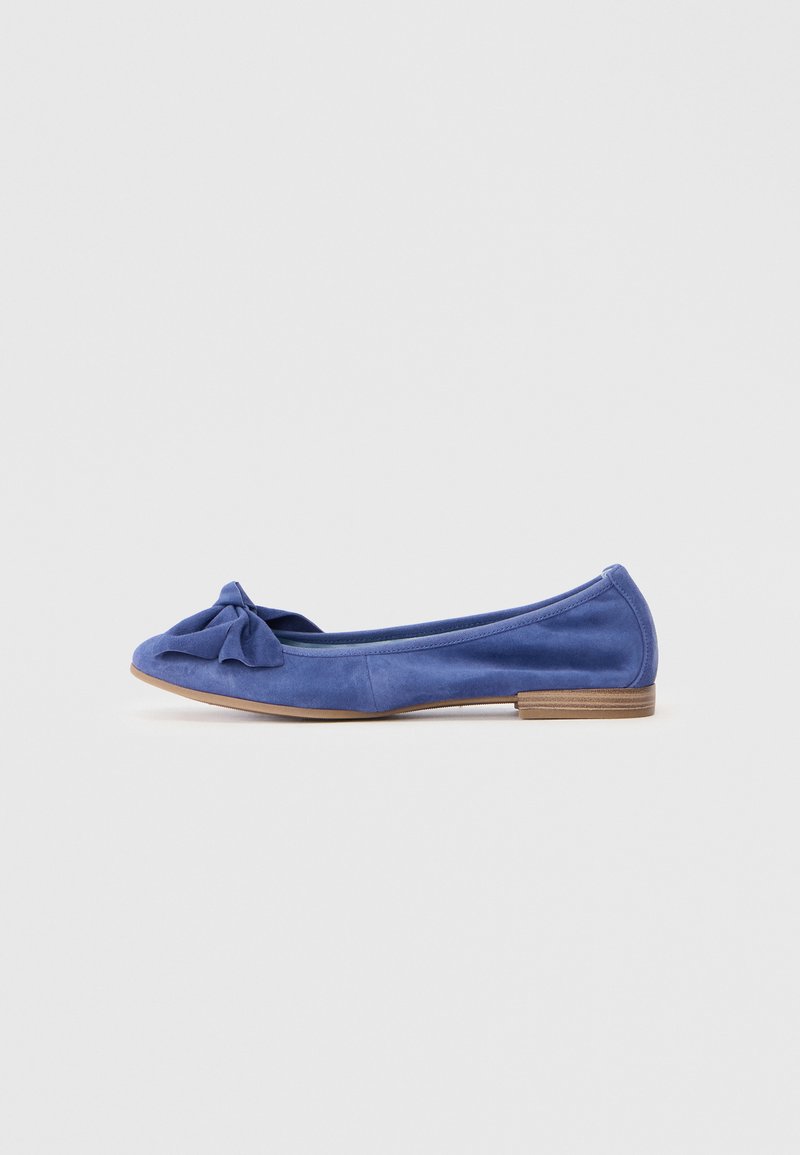 Ballerines en cuir bleu avec un nœud à l'avant, bout rond et petit talon en bois. Vue de côté montrant une texture lisse et un design épuré.