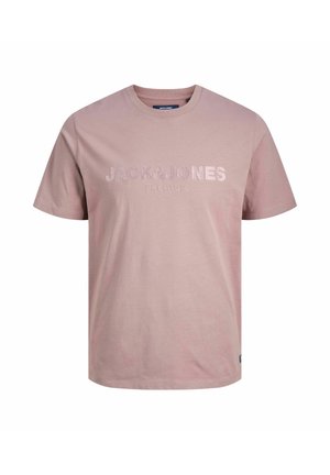 Camiseta de algodón rosa con cuello redondo, mangas cortas y un logotipo en relieve "JACK & JONES PREMIUM" en el centro. Textura suave, corte casual.