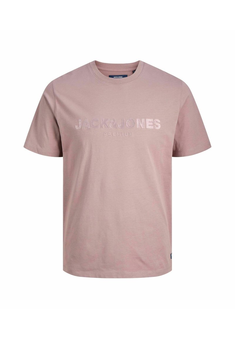 Camiseta de algodón rosa con cuello redondo, mangas cortas y un logotipo en relieve "JACK & JONES PREMIUM" en el centro. Textura suave, corte casual.