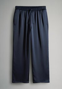 Jūras zila, viegla auduma bikses ar elastīgu jostasvietu, auklas aizdari un divām sānu kabatām; gluda tekstūra un plaša kāju forma.