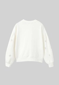 Biely sveter s dlhými, mierne nafúknutými rukávmi. Na rukávoch strieborné ozdoby vo forme hviezd. Mäkká tkanina z bavlnenej zmesi.