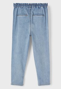 Pantaloni in denim blu chiaro con vita elasticizzata arricciata, due tasche posteriori e gamba affusolata. Texture liscia, design a taglio dritto.