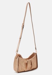 Metallic beige håndtaske med blødt læderudvendig, plisseret design og en enkelt justerbar rem. Udstyret med hardware i guldfarve accenter.