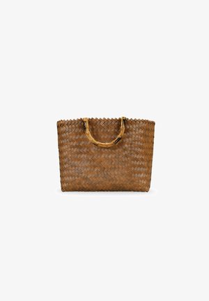 Bolso tote tejido en color marrón con acabado texturizado, acentos de asa de bambú y diseño de apertura superior. Forma rectangular que exhibe un intrincado patrón de tejido.