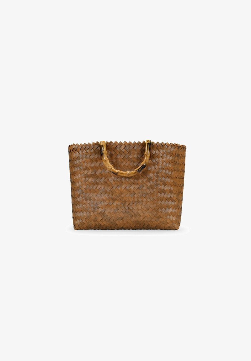 Bolso tote tejido en color marrón con acabado texturizado, acentos de asa de bambú y diseño de apertura superior. Forma rectangular que exhibe un intrincado patrón de tejido.