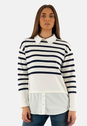 Camisa de manga larga a rayas con rayas horizontales en azul marino y blanco, un cuello blanco con solapa y botones decorativos a lo largo del dobladillo.