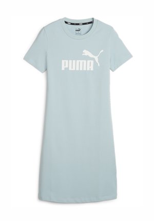 Jasnoniebieska sukienka Puma z krótkim rękawem, okrągłym dekoltem oraz białym logo i napisem Puma na środku klatki piersiowej.