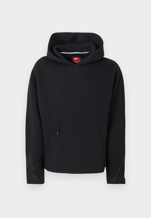 Čierna mikina Nike s kapucňou, predným klokanie vreckom so zipsom, dlhými rukávmi a pripevnenou kapucňou s viditeľnou červenou značkovou etikietou vo vnútri.