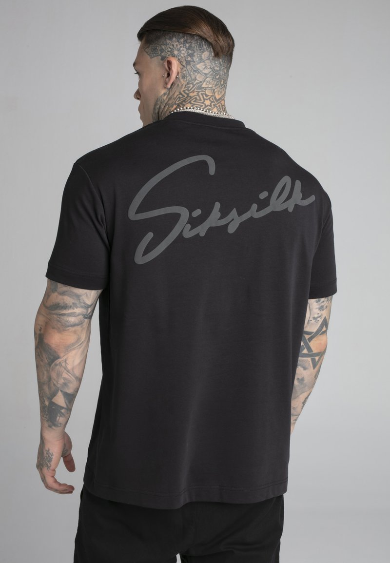 SIKSILK SCRIPT  - Nyomott mintás póló - black