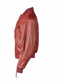 Rote Leder-Bomberjacke mit geripptem kastanienbraunem Kragen und Bündchen, seitlichem Reißverschluss und strukturiertem Schnitt. Glatte Textur und elegantes Design.