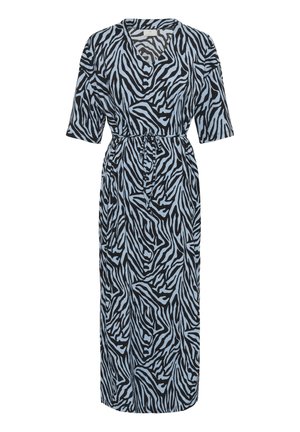 Długa, niebiesko-czarna sukienka w zebrę z krótkimi rękawami, dekoltem w serek i ściągniętą talią z sznurkiem.