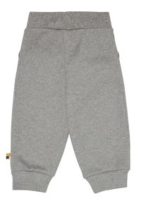 Graue gerippte Sweatpants mit einem elastischen Bund und gekämmten Knöcheln. Auf der Seite befindet sich ein mehrfarbiges Etikett zur Markenidentifikation.