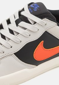 Nike SB SB FORCE 58 PREMIUM - Sapatilhas - light bone/cosmic clay/black/astronomy blue/sesame/sail