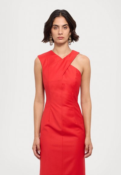 Robe rouge ajustée avec un décolleté asymétrique, un corsage structuré et une texture lisse. Elle présente un design sans manches et des coutures latérales.