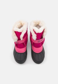 Stivali invernali rosa e neri con fodera in pelliccia, suole in gomma e una cinghia con logo; parte superiore imbottita per isolamento e comfort.