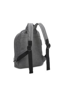 Zaino grigio in tessuto morbido e textured, dotato di spallacci neri regolabili e una tasca laterale con zip per riporre gli oggetti.
