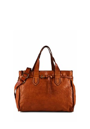 Borsa tote in pelle marrone con doppi manici, tracolla regolabile e dettaglio decorativo con fibbia sulla parte anteriore.