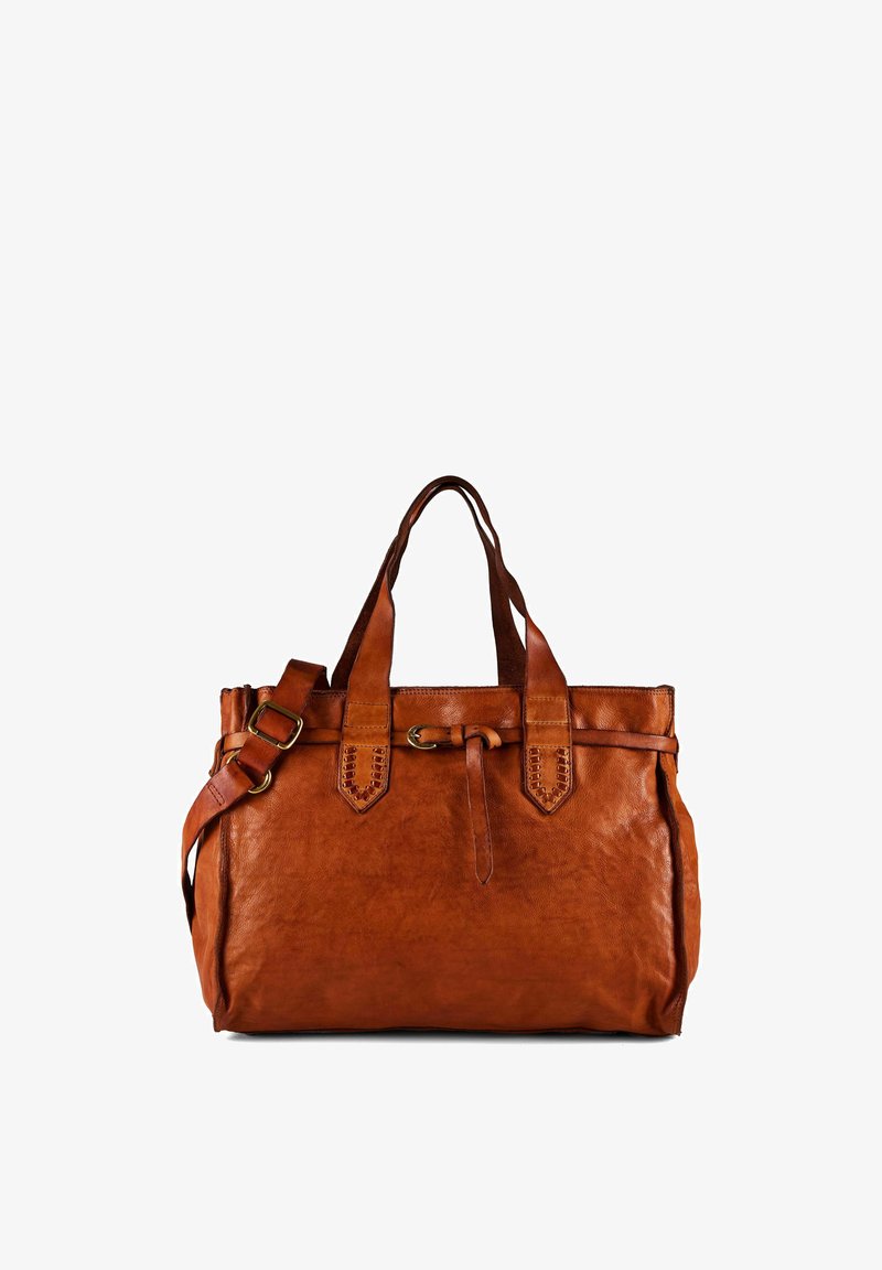 Bolso tote de cuero marrón con doble asa, correa de hombro ajustable y detalle decorativo de hebilla en el frente.