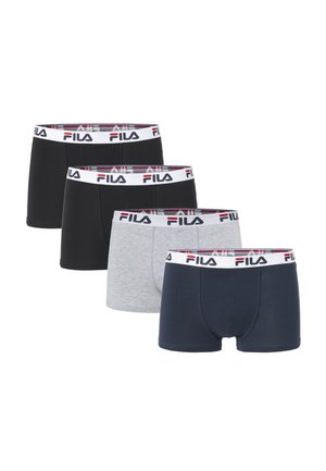 Vier Paar Herrenboxershorts in Schwarz, Grau und Navy, jeweils mit einem weißen Bund mit dem FILA-Logo in Schwarz und Rot.