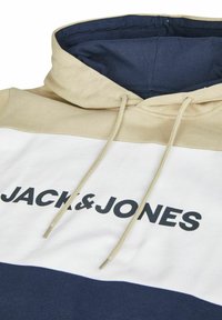 Hoodie met beige, witte en marineblauwe kleurblokken en een groot zwart "JACK&JONES" logo. Gemaakt van katoen; trekkoordsluiting.