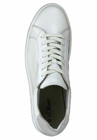 Weiße Leder-Sneaker mit runder Zehenpartie, gepolstertem Kragen und grauen Akzenten. Mit flachen weißen Schnürsenkeln und einem glatten Oberflächen-Design.