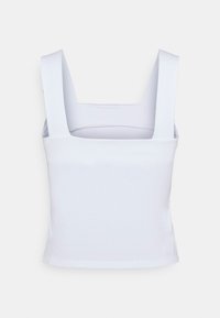 Witte cropped tanktop met brede bandjes, vierkante halslijn en soepele, rekbare stof. Minimalistisch ontwerp, geen patronen of hardwaredetails.