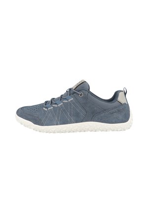 Sneaker casual blu con suola bianca texturizzata, chiusura con lacci, tomaia in mesh traspirante e pelle scamosciata, cuciture laterali e linguetta sul tallone.
