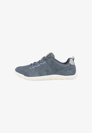 Niebieski casualowy sneaker z białą, fakturowaną podeszwą, zapięciem na sznurowadła, oddychającą siateczką i cholewką z zamszu, bocznym przeszyciem i pętelką na pięcie.