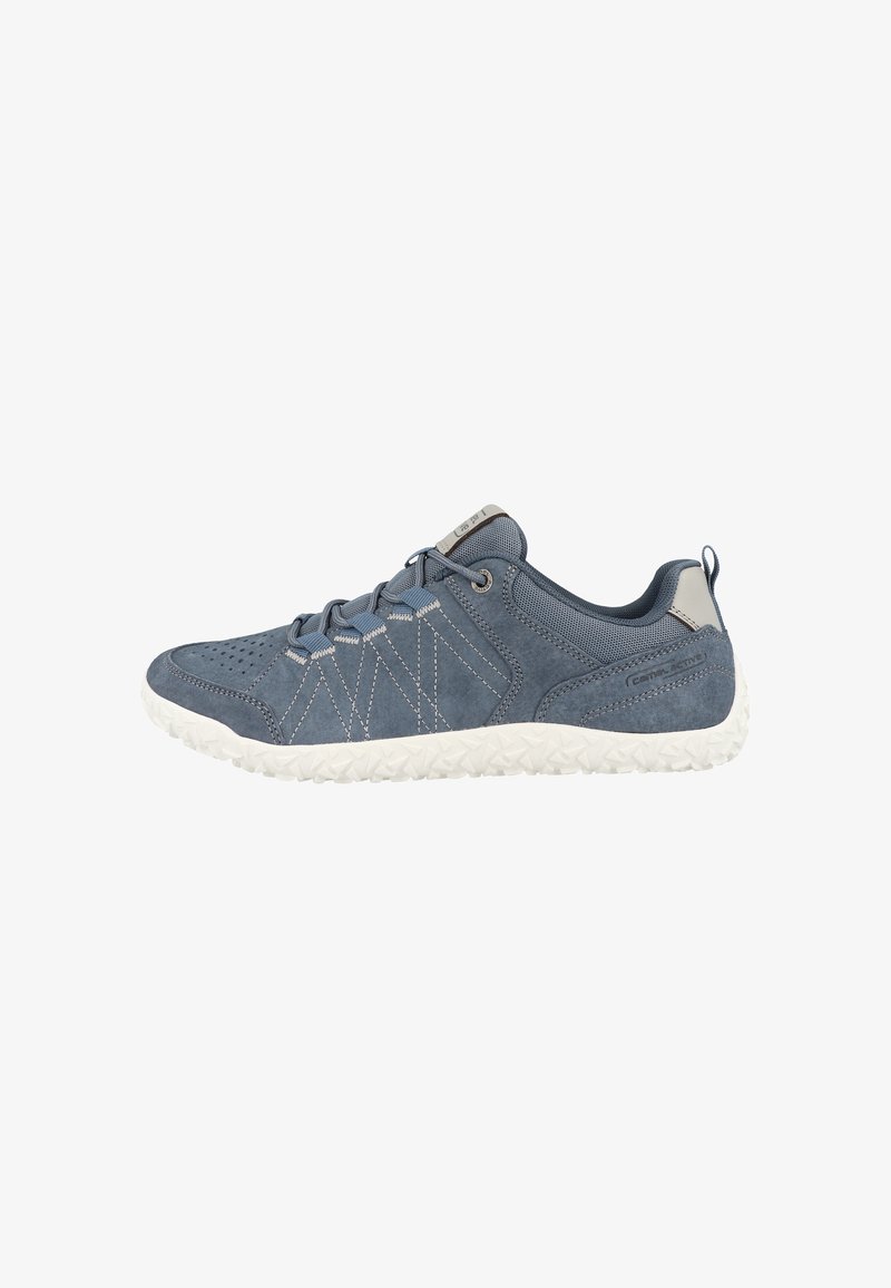 Baskets décontractées bleues avec semelle blanche texturée, fermeture à lacets, dessus en mesh respirant et en daim, couture latérale et languette sur le talon.