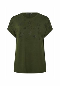 Camiseta de manga corta verde oliva con cuello redondo, que presenta patrones de estrellas negras adornados con pequeños strass. Tela suave y ligera.