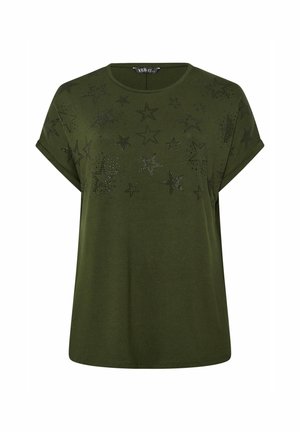 T-shirt verde oliva a maniche corte con collo rotondo, caratterizzato da motivi a stella nera decorati con piccole strass. Tessuto morbido e leggero.