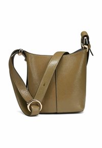 Borsa a tracolla in pelle marrone con cinturino largo e dettaglio ad anello in metallo dorato su sfondo bianco.