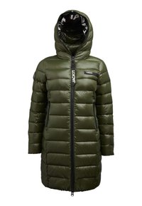 Olijfgroene pufferjack met een gewatteerd ontwerp, volledige rits aan de voorkant, capuchon en twee ritszakken aan de zijkant; heeft een logo op de borst.