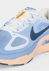 Ανοιχτό μπλε και λευκό αθλητικό παπούτσι Nike με σκούρο μπλε λογότυπο, λευκά κορδόνια και μπεζ σόλα με σήμανση "Zoom" και "React".