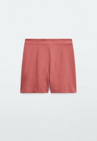 Roze shorts met een zachte textuur, uitgerust met een platte tailleband en subtiele voorplooien, afgewerkt op de knie.