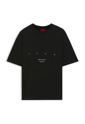 Schwarzes T-Shirt mit kurzen Ärmeln mit dem Schriftzug "HUGO" über der Brust verteilt und "West Coast Stories Since 1993" darunter in kleinen weißen Buchstaben.